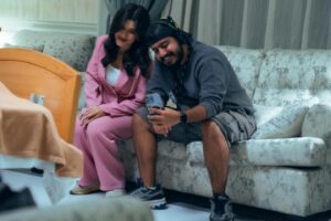 Malak Abu Zaid Instagram - -
انتهت قصة رنا في مسلسل #منت_رايق 🥹

شكرا لكم جميعاً من القلب لكل كاست العمل ، عشت معاكم احلى الكواليس بهذا العمل الممتع والخفيف وايد عالقلب ، كل الحب والشكر لمخرجتنا استاذه نهله @nahlaalfahad مشكوره على طاقتج الايجابيه ولانج كنتي دايما حريصه على نفسية الممثل وتهيئة الاجواء للمثليين باللوكيشن 

واشكر مؤلفتنا المبدعه @monaalnoofli على هالقصه الحلوه ورسمج لشخصية رنا الي وايد كانت قريبه مني وشكرا للمنتج الراقي الاستاذ يوسف الغيث @yousifalghaith  على انتاج هذا العمل المميز 

واكييييد لازم اشكر اختي ميوش @shaymaa_sulaiman الي كانت صج تعطينا من روحها الحلوه وتشجيعج لي ورا كل مشهد يااطيب اخت بالدنيا 

وخالتي شيوخ @mays.gumir اجمل خاله بالدنيا شكرا لانج كنتي السبب الرئيسي لرسم الضحكه بكل مشهد يااكثر وحده تساعدني بتنفيذ خططي🫣

شمردل عاد ( شمشون ) @abdulaziz.k.alnassar شكرا على خفة دمك ولانك بالصج كلش مو شمردلاوي 😂 ، وايد احب طاقتك وقطاتك علي

عمي عادل @shehab_hajjeya هذي مو اول مره نشتغل مع بعض وبكل عمل نشتغل فيه مع بعض اتعلم منك اكثر واكثر ، وايد احبك واحب الشغل معاك 

وليد @moe.kaz سوري على المقلب 🫣 ، وشكرا لانك كنت صديق لي واكثر واحد تشجعني ، الله يعلم شكثر اعزك وشكثر احب الشغل معاك 🫶🏻

ماانسى بوسعيد الي كله يصيدني وانا اسوي حركات غريبه ويصورني شكرا لك على لقطاتك الحلوه 🫶🏻 @azizalkhudhair 

واشكر باجي الممثلين الي ماالتقيت معاهم بمشاهد المسلسل ولكن انتوا ابدعتوا وشكرا على جهودكم 🫶🏻