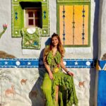 Malak Koura Instagram - ناداني من يميني ولسة بينادينى بيقولي حصليني على بلد العجايب. ناداني من شمالى قال يا ام المهر غالي … النوبه 💚⁣ ⁣ Thanks to @raatour for organizing my trip!