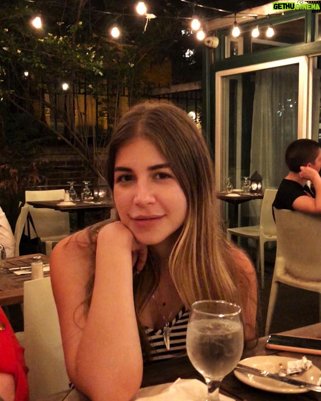 Malak Koura Instagram - I ♥️ burgers! 🍔 what’s your favorite food?