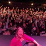 Malena Guinzburg Instagram - Gracias MADRID!!! Gracias ESPAÑA por hacerme tan feliz! No pudo haber un mejor cierre de gira que el de hoy. No voy a mentir, apenas salí al escenario noté a un público frío y pensé: “la puta madre, qué difícil, la voy a tener que remar fuerte”. Y decidí divertirme igual y “ganármelos”. Se dio la magia. Todo fue hermoso y nos divertimos muchísimo. Fue una función hermosa llena de risas. Como toda esta gira espectacular. También tuve mucho miedo al principio. Me encantaría decir que apenas puse las entradas a la venta de agotó y tuve que agregar 20 funciones. No, costó. En algunos lugares más y en otros menos. Me angustié, oensé que no iba a venir nadie pero todas las funciones estuvieron llenas y con público que salió feliz y se que si vuelvo van a estar de nuevo ahí! Estoy feliz y emocionada. Con ganas de volver mil veces. Gracias a todos los que me hacen el aguante desde donde sea. Gracias @diegoscott por todo! Una aventura más de las miles que tenemos y que vendrán. Gracias @hthproductora ! Gracias @vanigibert y @matuti13 bancándola desde Argentina! Gracias @etiquetanegra_producciones y @miguelangelchulia por hacerlo todo más fácil. Y gracias Adri por todo siempre ❤️❤️❤️❤️ Creo que solo me falta agradecer a Aptra pero no tienen nada que ver en esto y nunca me nominan al Martín Fierro así que no les pienso agradecer! A ustedes que leen, ponen corazones y panchitos en el canal, son el mejor público del mundo! (Fotos de distintos ángulos porque sí)!