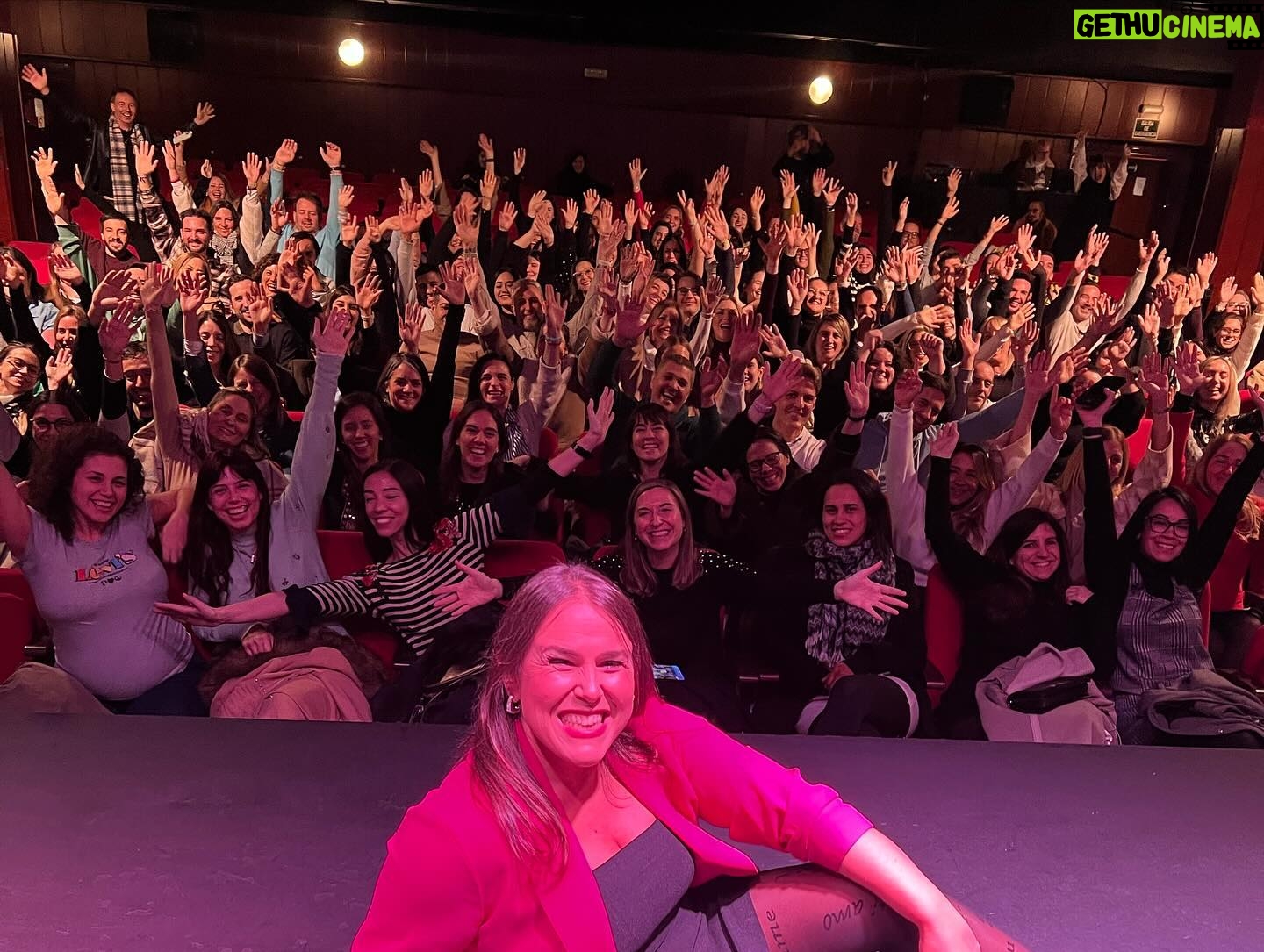 Malena Guinzburg Instagram - Gracias MADRID!!! Gracias ESPAÑA por hacerme tan feliz! No pudo haber un mejor cierre de gira que el de hoy. No voy a mentir, apenas salí al escenario noté a un público frío y pensé: “la puta madre, qué difícil, la voy a tener que remar fuerte”. Y decidí divertirme igual y “ganármelos”. Se dio la magia. Todo fue hermoso y nos divertimos muchísimo. Fue una función hermosa llena de risas. Como toda esta gira espectacular. También tuve mucho miedo al principio. Me encantaría decir que apenas puse las entradas a la venta de agotó y tuve que agregar 20 funciones. No, costó. En algunos lugares más y en otros menos. Me angustié, oensé que no iba a venir nadie pero todas las funciones estuvieron llenas y con público que salió feliz y se que si vuelvo van a estar de nuevo ahí! Estoy feliz y emocionada. Con ganas de volver mil veces. Gracias a todos los que me hacen el aguante desde donde sea. Gracias @diegoscott por todo! Una aventura más de las miles que tenemos y que vendrán. Gracias @hthproductora ! Gracias @vanigibert y @matuti13 bancándola desde Argentina! Gracias @etiquetanegra_producciones y @miguelangelchulia por hacerlo todo más fácil. Y gracias Adri por todo siempre ❤️❤️❤️❤️ Creo que solo me falta agradecer a Aptra pero no tienen nada que ver en esto y nunca me nominan al Martín Fierro así que no les pienso agradecer! A ustedes que leen, ponen corazones y panchitos en el canal, son el mejor público del mundo! (Fotos de distintos ángulos porque sí)!