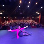 Malena Guinzburg Instagram - Gracias MADRID!!! Gracias ESPAÑA por hacerme tan feliz! No pudo haber un mejor cierre de gira que el de hoy. No voy a mentir, apenas salí al escenario noté a un público frío y pensé: “la puta madre, qué difícil, la voy a tener que remar fuerte”. Y decidí divertirme igual y “ganármelos”. Se dio la magia. Todo fue hermoso y nos divertimos muchísimo. Fue una función hermosa llena de risas. Como toda esta gira espectacular. También tuve mucho miedo al principio. Me encantaría decir que apenas puse las entradas a la venta de agotó y tuve que agregar 20 funciones. No, costó. En algunos lugares más y en otros menos. Me angustié, oensé que no iba a venir nadie pero todas las funciones estuvieron llenas y con público que salió feliz y se que si vuelvo van a estar de nuevo ahí! Estoy feliz y emocionada. Con ganas de volver mil veces. Gracias a todos los que me hacen el aguante desde donde sea. Gracias @diegoscott por todo! Una aventura más de las miles que tenemos y que vendrán. Gracias @hthproductora ! Gracias @vanigibert y @matuti13 bancándola desde Argentina! Gracias @etiquetanegra_producciones y @miguelangelchulia por hacerlo todo más fácil. Y gracias Adri por todo siempre ❤️❤️❤️❤️ Creo que solo me falta agradecer a Aptra pero no tienen nada que ver en esto y nunca me nominan al Martín Fierro así que no les pienso agradecer! A ustedes que leen, ponen corazones y panchitos en el canal, son el mejor público del mundo! (Fotos de distintos ángulos porque sí)!