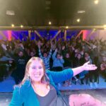 Malena Guinzburg Instagram - En el fondo no caigo de que estoy de gira por España y se genera esa magia con el público! Hoy con un teatro lleno en Valencia, cuando pensaba que no iba a venir nadie o íbamos a ser poquitos de pronto empieza a moverse y se llena y se ríen y me dicen cosas hermosas cuando termina!! Es algo de lo que no termino de caer y a la vez soy recontra consciente y amo que eso pase! Le pongo mucho amor y es hermoso cuando vuelve de la manera que lo están haciendo ! Gracias gracias gracias! Mañana en MALLORCA (LOCALIDADES AGOTADAS)!!! 25/2: BARCELONA (ÚLTIMAS LOCALIDADES) 26/2 MÁLAGA (ULTIMAS LOCALIDADES) 28/2 MADRID Después voy pasando la gira con ARGENTINA que también se vienen fechas hermosas! (Y Paraguay)! GRACIAS!!!