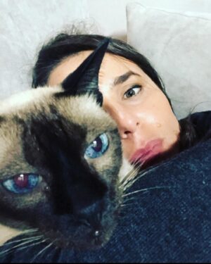 Malena Guinzburg Instagram - Te voy a extrañar tanto Chave hermosa ❤️
Gracias por estos 21 años juntas ❤️❤️❤️❤️❤️❤️
No dabas más, aguantaste un montón, ahora a descansar. Que te toque un cielo lleno de atún y pollito, que tengas el calor que tenías abajo la estufa o cuando nos acostábamos y tapábamos juntas. Que te hagan mimos como te haría yo.
Te amo