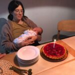 Malena Pichot Instagram - Esta serie se llama “EXCESO DE REALISMO” Siempre me dio fiaca maternar me parecía un laburo inabarcable, inmenso, imposible y tenía razón. No era falta de deseo era exceso de realismo. No me siento capacitada para dar ningún tipo de consejo sobre maternidad, pero sí puedo dar sobre el trabajo en equipo, porque maternar también es eso. Si está en tus posibilidades, buscá ayuda en profesionales que te generen confianza y te den tranquilidad, y que de algún modo admires. Tu dream team no es el de otra y eso está bien. Por eso, gracias a mi obstetra Mechi Fiuzza @casa_sora y a su equipo que me contuvo mucho en todo momento, a Lu Gonzalez @lupartera su partera y a su anestesista @sofigottardo ambas maravillosas A @paolalactancia por la paciencia y la fe en mis tetas. Dar la teta es complejo y para no rendirte necesitas sostén. Sí, hermana absolutamente necesitas una pueri. A mi pediatra @marie.blaum.pediatra por no juzgar mis preguntas boludas.