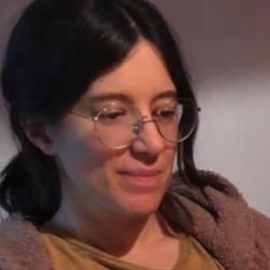 Malena Pichot Instagram - Esta serie se llama “EXCESO DE REALISMO” 

Siempre me dio fiaca maternar me parecía un laburo inabarcable, inmenso, imposible y tenía razón. No era falta de deseo era exceso de realismo. No me siento capacitada para dar ningún tipo de consejo sobre maternidad, pero sí puedo dar sobre el trabajo en equipo, porque maternar también es eso. Si está en tus posibilidades, buscá ayuda en profesionales que te generen confianza y te den tranquilidad, y que de algún modo admires. Tu dream team no es el de otra y eso está bien. 

Por eso, gracias a mi obstetra Mechi Fiuzza @casa_sora y a su equipo que me contuvo mucho en todo momento, a Lu Gonzalez @lupartera su partera y a su anestesista @sofigottardo ambas maravillosas
A @paolalactancia por la paciencia y la fe en mis tetas. Dar la teta es complejo y para no rendirte necesitas sostén. Sí, hermana absolutamente necesitas una pueri. 
A mi pediatra  @marie.blaum.pediatra por no juzgar mis preguntas boludas.