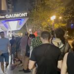 Malena Pichot Instagram – Esta es la fila para ver FINDE en @cine.gaumont hoy mismo, 3 de febrero del 2024, tres años después de su estreno, de que esté re pirateada y de que esté hace dos años en Flow. Es realmente emocionante que sigan eligiendo ir al cine a verla. Gracias por bancar tanto este proyecto, que hicimos con @crococro y @garulisok sin tanta expectativa en un momento tan delirante y horrible como fue la pandemia. Seguimos trabajando para poder hacer cosas que hagan reír ahora también en un contexto horrible y lo conseguiremos, porque somos argentinos y plata y miedo nunca tuvimos.