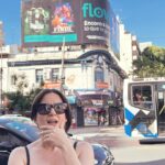 Malena Pichot Instagram - No será times sq pero es mejor, porque es Cabildo y Lacroze! Esquina fundacional en mi vida. No se entiende la psicomagia de que habiendo tantas esquinas en la ciudad, justo en esta haya caído el afiche de FINDE. A tan solo media cuadra de “Por fin es viernes”, una pizzería sin onda y encantadora que nos alojó a mis amigas y a mi a finales de los 90, casi todas las noches. También parábamos en esa misma cuadra en la puerta de un edificio, tiradas en el piso tomando hasta vino en un melón ¿Por qué? no hay porqué. Recuerden que pueden ver FINDE por @flow_ar PD: el 68 y el 152 nobles colectivos si los hay