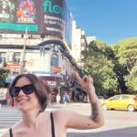 Malena Pichot Instagram - No será times sq pero es mejor, porque es Cabildo y Lacroze! Esquina fundacional en mi vida. No se entiende la psicomagia de que habiendo tantas esquinas en la ciudad, justo en esta haya caído el afiche de FINDE. A tan solo media cuadra de “Por fin es viernes”, una pizzería sin onda y encantadora que nos alojó a mis amigas y a mi a finales de los 90, casi todas las noches. También parábamos en esa misma cuadra en la puerta de un edificio, tiradas en el piso tomando hasta vino en un melón ¿Por qué? no hay porqué. Recuerden que pueden ver FINDE por @flow_ar PD: el 68 y el 152 nobles colectivos si los hay