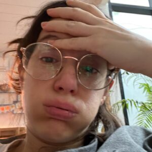 Malena Pichot Instagram - Esta serie se llama “EXCESO DE REALISMO” 

Siempre me dio fiaca maternar me parecía un laburo inabarcable, inmenso, imposible y tenía razón. No era falta de deseo era exceso de realismo. No me siento capacitada para dar ningún tipo de consejo sobre maternidad, pero sí puedo dar sobre el trabajo en equipo, porque maternar también es eso. Si está en tus posibilidades, buscá ayuda en profesionales que te generen confianza y te den tranquilidad, y que de algún modo admires. Tu dream team no es el de otra y eso está bien. 

Por eso, gracias a mi obstetra Mechi Fiuzza @casa_sora y a su equipo que me contuvo mucho en todo momento, a Lu Gonzalez @lupartera su partera y a su anestesista @sofigottardo ambas maravillosas
A @paolalactancia por la paciencia y la fe en mis tetas. Dar la teta es complejo y para no rendirte necesitas sostén. Sí, hermana absolutamente necesitas una pueri. 
A mi pediatra  @marie.blaum.pediatra por no juzgar mis preguntas boludas.