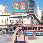 Malena Pichot Instagram - No será times sq pero es mejor, porque es Cabildo y Lacroze! Esquina fundacional en mi vida. No se entiende la psicomagia de que habiendo tantas esquinas en la ciudad, justo en esta haya caído el afiche de FINDE. A tan solo media cuadra de “Por fin es viernes”, una pizzería sin onda y encantadora que nos alojó a mis amigas y a mi a finales de los 90, casi todas las noches. También parábamos en esa misma cuadra en la puerta de un edificio, tiradas en el piso tomando hasta vino en un melón ¿Por qué? no hay porqué. Recuerden que pueden ver FINDE por @flow_ar PD: el 68 y el 152 nobles colectivos si los hay