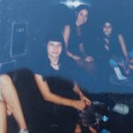 Malena Pichot Instagram - No será times sq pero es mejor, porque es Cabildo y Lacroze! Esquina fundacional en mi vida. No se entiende la psicomagia de que habiendo tantas esquinas en la ciudad, justo en esta haya caído el afiche de FINDE. A tan solo media cuadra de “Por fin es viernes”, una pizzería sin onda y encantadora que nos alojó a mis amigas y a mi a finales de los 90, casi todas las noches. También parábamos en esa misma cuadra en la puerta de un edificio, tiradas en el piso tomando hasta vino en un melón ¿Por qué? no hay porqué. Recuerden que pueden ver FINDE por @flow_ar PD: el 68 y el 152 nobles colectivos si los hay
