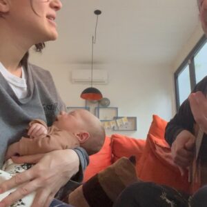 Malena Pichot Instagram - Esta serie se llama “EXCESO DE REALISMO” 

Siempre me dio fiaca maternar me parecía un laburo inabarcable, inmenso, imposible y tenía razón. No era falta de deseo era exceso de realismo. No me siento capacitada para dar ningún tipo de consejo sobre maternidad, pero sí puedo dar sobre el trabajo en equipo, porque maternar también es eso. Si está en tus posibilidades, buscá ayuda en profesionales que te generen confianza y te den tranquilidad, y que de algún modo admires. Tu dream team no es el de otra y eso está bien. 

Por eso, gracias a mi obstetra Mechi Fiuzza @casa_sora y a su equipo que me contuvo mucho en todo momento, a Lu Gonzalez @lupartera su partera y a su anestesista @sofigottardo ambas maravillosas
A @paolalactancia por la paciencia y la fe en mis tetas. Dar la teta es complejo y para no rendirte necesitas sostén. Sí, hermana absolutamente necesitas una pueri. 
A mi pediatra  @marie.blaum.pediatra por no juzgar mis preguntas boludas.