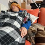 Malena Pichot Instagram - Esta serie se llama “EXCESO DE REALISMO” Siempre me dio fiaca maternar me parecía un laburo inabarcable, inmenso, imposible y tenía razón. No era falta de deseo era exceso de realismo. No me siento capacitada para dar ningún tipo de consejo sobre maternidad, pero sí puedo dar sobre el trabajo en equipo, porque maternar también es eso. Si está en tus posibilidades, buscá ayuda en profesionales que te generen confianza y te den tranquilidad, y que de algún modo admires. Tu dream team no es el de otra y eso está bien. Por eso, gracias a mi obstetra Mechi Fiuzza @casa_sora y a su equipo que me contuvo mucho en todo momento, a Lu Gonzalez @lupartera su partera y a su anestesista @sofigottardo ambas maravillosas A @paolalactancia por la paciencia y la fe en mis tetas. Dar la teta es complejo y para no rendirte necesitas sostén. Sí, hermana absolutamente necesitas una pueri. A mi pediatra @marie.blaum.pediatra por no juzgar mis preguntas boludas.