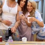 Malillany Marín Instagram - Es neta que tenemos un gran equipo el otro día tonteando entre escenas mis queridísimos amigos @magdakarinaancira adorada ! Y @robertoromanomx ! Así tomando café y entre risas esperamos nuestras escenas no es comercial de café pero nos caería muy bien uno …😬😜🙃☕️. @vivirdeamorof ! Amigos que se convierten familia Pd no son las 6 am ! Hahaha tipo 3 de la tarde en realidad así de simples somos ⏰
