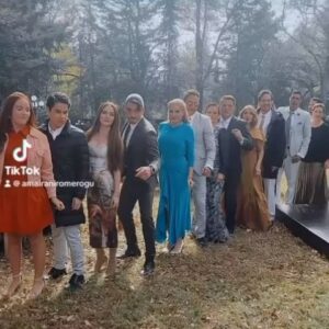 Malillany Marín Instagram - @joshgutierrezmx @amairaniromerogu @emmanuelpalomares @amairaniromerogu @mauricioaspe #ericdelcastillo @mariluzbermudez1 @gabyspanictv @stricklerrene @marco_leon @robertoromanomx @isadora_gonz 
@vivirdeamorof @productor_mejia 
Y asi comenzamos el año 🍀🌷🤣😅😜