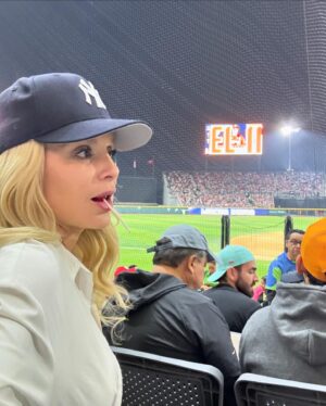 Malillany Marín Instagram - Un día  especial 💙⚾️ #yankees #beisbol  @yankees @diablosrojosmx ☺️😉
Y  mi querido amigo y hermano de generación @isaacsalamef  luego les subimos reel 
Soy muy feliz!!!