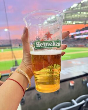 Malillany Marín Instagram - Un día  especial 💙⚾️ #yankees #beisbol  @yankees @diablosrojosmx ☺️😉
Y  mi querido amigo y hermano de generación @isaacsalamef  luego les subimos reel 
Soy muy feliz!!!
