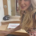 Malillany Marín Instagram - Ayer fue viernes y me fui al foro muy bien acompañada por @krispykrememexico para compartir con mi familia de @vivirdeamorof esto es un poco de lo que vivimos el día de ayer y también les presento a varias de nuestras maquillistas peinadoras , nuestros camarógrafos iluminadores , técnicos . Encargadas de la secuencias .. aunque no los ven en cámara 🎥 ellos hacen parte muy muy importante de cada proyecto Pd ( no traje tamales 🫔 porque no me salió el niño en la rosca , pero no quise perder la oportunidad de compartir sonrisas