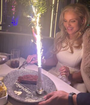 Malillany Marín Instagram - A un día de mi cumpleaños 🎂 23 th  pre cumpleaños . Celebrando  entre amigos ☺️ ❤️🙏🏻🙏🏻🙏🏻que viva la vida 😃 .