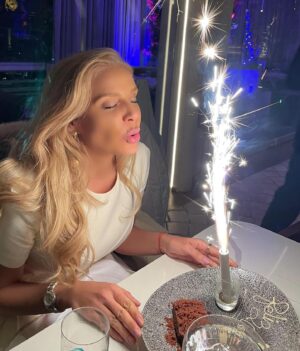 Malillany Marín Instagram - A un día de mi cumpleaños 🎂 23 th  pre cumpleaños . Celebrando  entre amigos ☺️ ❤️🙏🏻🙏🏻🙏🏻que viva la vida 😃 .