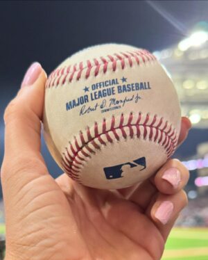 Malillany Marín Instagram - Un día  especial 💙⚾️ #yankees #beisbol  @yankees @diablosrojosmx ☺️😉
Y  mi querido amigo y hermano de generación @isaacsalamef  luego les subimos reel 
Soy muy feliz!!!