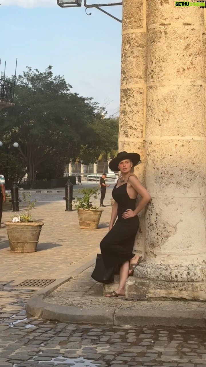 Malillany Marín Instagram - 🇨🇺quiero que sepas lo que se siente .. cuando se llene tu alma , de toda mi Cubania 🇨🇺🐊❤️🔥🎶☕️ 🎩 @pasionartemexico