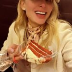 Malillany Marín Instagram - Cumpleañera camino casa de mis padres a seguir celebrando y cenar en Navidad con todo y mi enésimo pastel 🍰🤣✈️🥂 Solo puedo decir ! GRACIAS 🙏🏻 🎂 Feliz Navidad 🎄 a todos