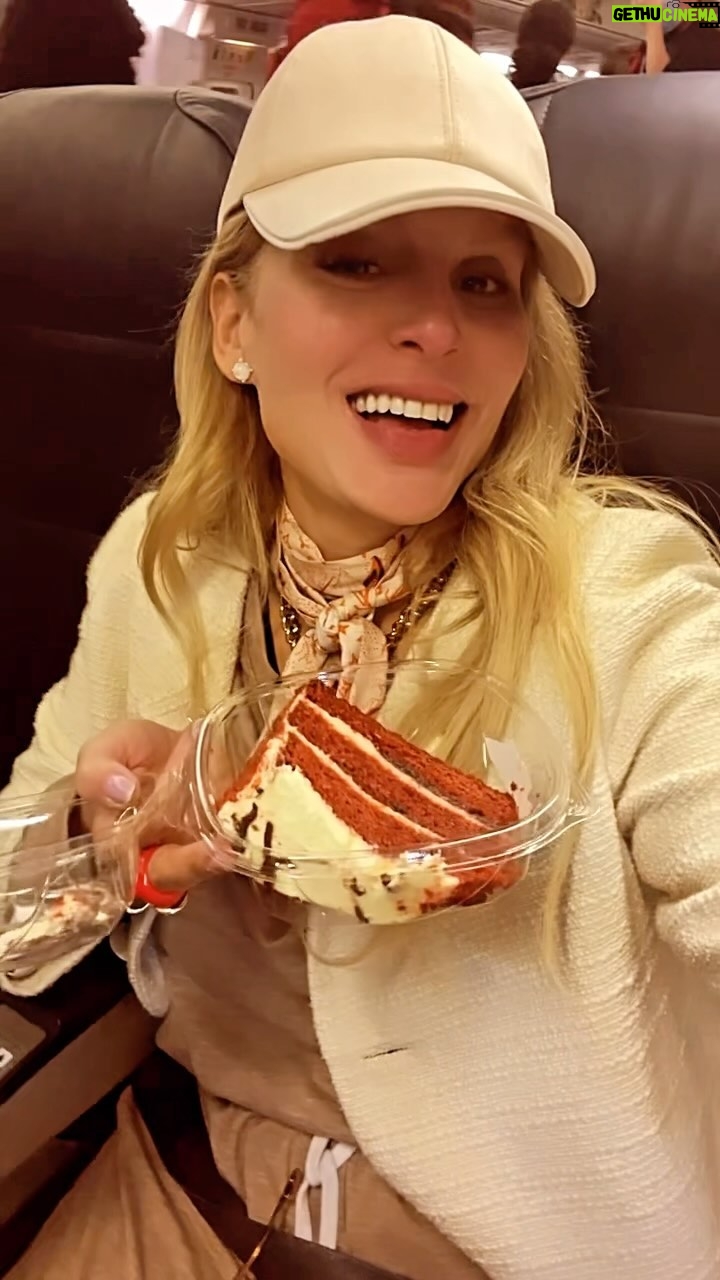 Malillany Marín Instagram - Cumpleañera camino casa de mis padres a seguir celebrando y cenar en Navidad con todo y mi enésimo pastel 🍰🤣✈️🥂 Solo puedo decir ! GRACIAS 🙏🏻 🎂 Feliz Navidad 🎄 a todos