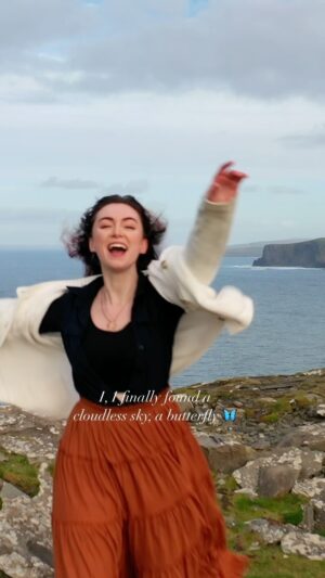 Malinda Kathleen Reese Instagram - weee 💚 #singer #songwriter #folk #irish #ireland #stpatricksday #cliffsofmoher #drone 

Filmed by @brian.ok
