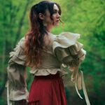 Malinda Kathleen Reese Instagram – A special shoutout to @annieleona__ , an incredible designer from Ireland, who’s Mist on the Moors shirt inspired the look of Everything I Need.  Annie’s work is made of 100% Irish linen with sustainability as a focus.  This blouse is from the “Thoughts of Home” collection, and each piece is inspired by the wild beauty of Ireland.  I feel very lucky to have gotten to collaborate with her, and you’ll probably see more of her creations around ❤️✨ go check her out and tell her I sent you!

📷 @wjsandel