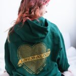 Malinda Kathleen Reese Instagram - Happy March yall here’s a big ole sale 💚 my mama was repping me very hard the other day. Isn’t she cute?? 📸 @miaisabellaphotography