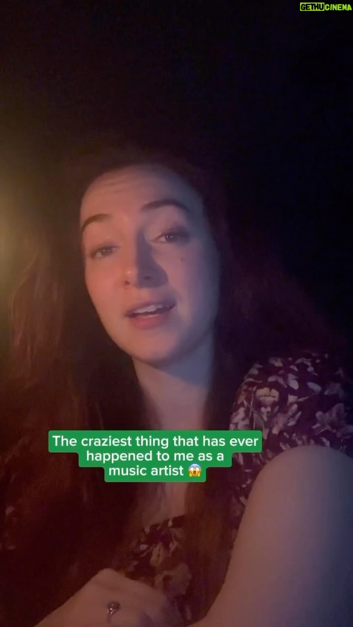 Malinda Kathleen Reese Instagram - My audience makes magic. At shows, for each other online, and for me. I feel so so lucky. 🍀 #storytime #ireland #singer #folk #magic