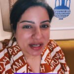 Mallika Dua Instagram - Millenials se kya shout out maangu comments mein. Hum toh whisper bhi nahin kar paate ab 🤐🤫