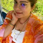Mallika Dua Instagram - No vacation from phaishun for didi 🌴✌🏻🧳💅🏻 Kaunsi best?