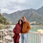 Mallika Sherawat Instagram - Wonderful conversations wt one of my Fav directors ,in the quietude of nature, what a delight 😊 #rajatkapoor #filmdirector #auteur #friendshipgoals #learningfromthebest #picturesque