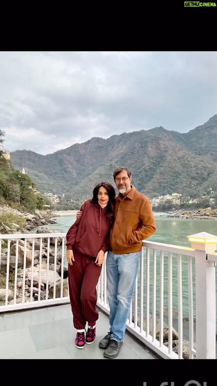 Mallika Sherawat Instagram - Wonderful conversations wt one of my Fav directors ,in the quietude of nature, what a delight 😊 #rajatkapoor #filmdirector #auteur #friendshipgoals #learningfromthebest #picturesque