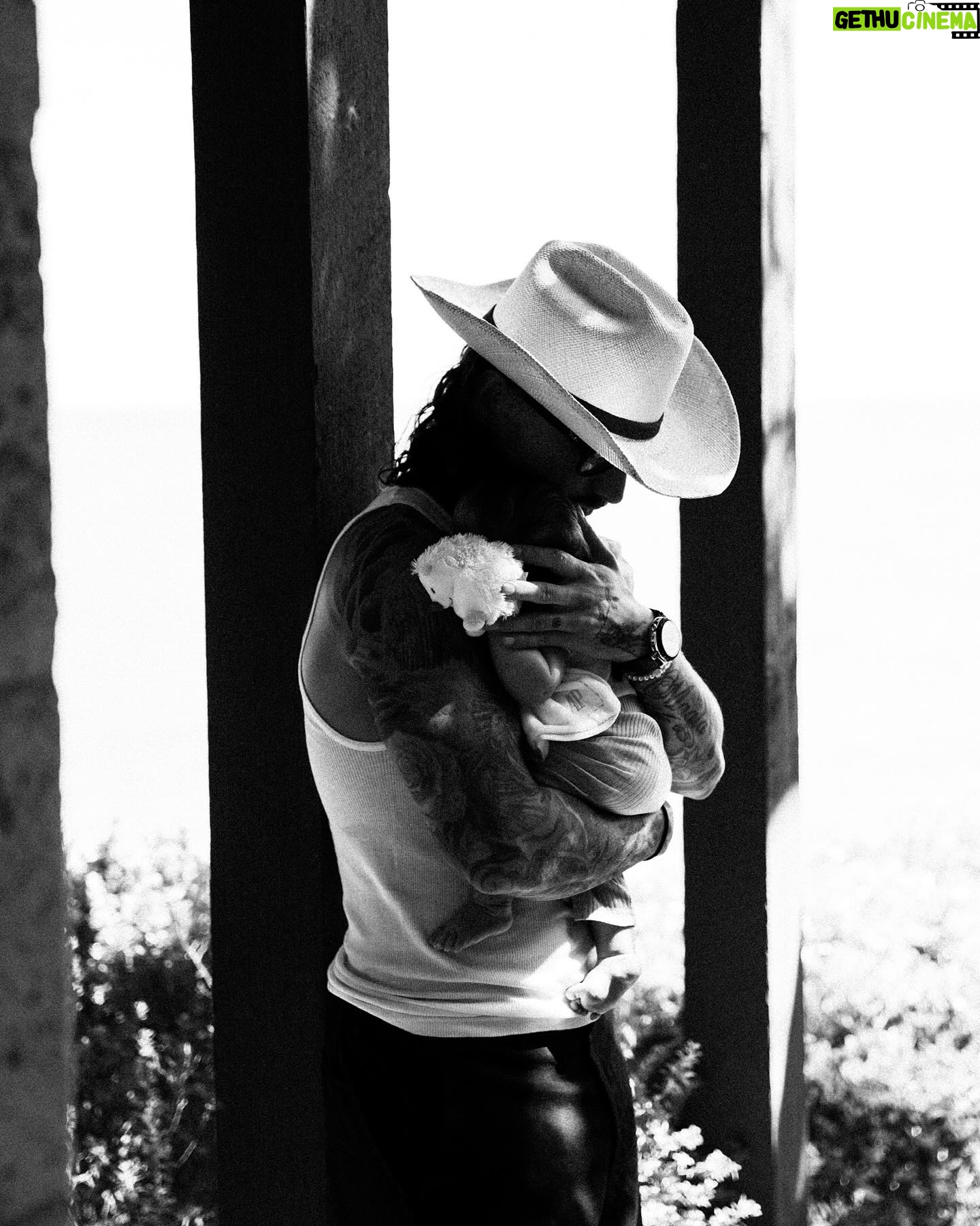 Maluma Instagram - Sienta bien eso de ser padre 👨🏻🤣 — Ya escucharon #PorQueSerá con @grupofrontera ??? Vayan Yaaaaa… Tema fav Lejossss 🚀