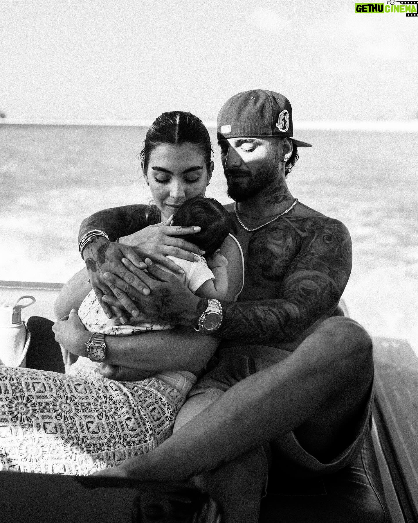 Maluma Instagram - Desde que te conocí supe que serías las mamá de mis hijos 🤍.. Gracias Madres, son TODO!