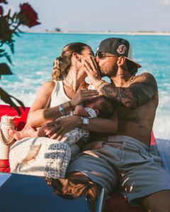 Maluma Instagram - Desde que te conocí supe que serías las mamá de mis hijos 🤍.. Gracias Madres, son TODO!