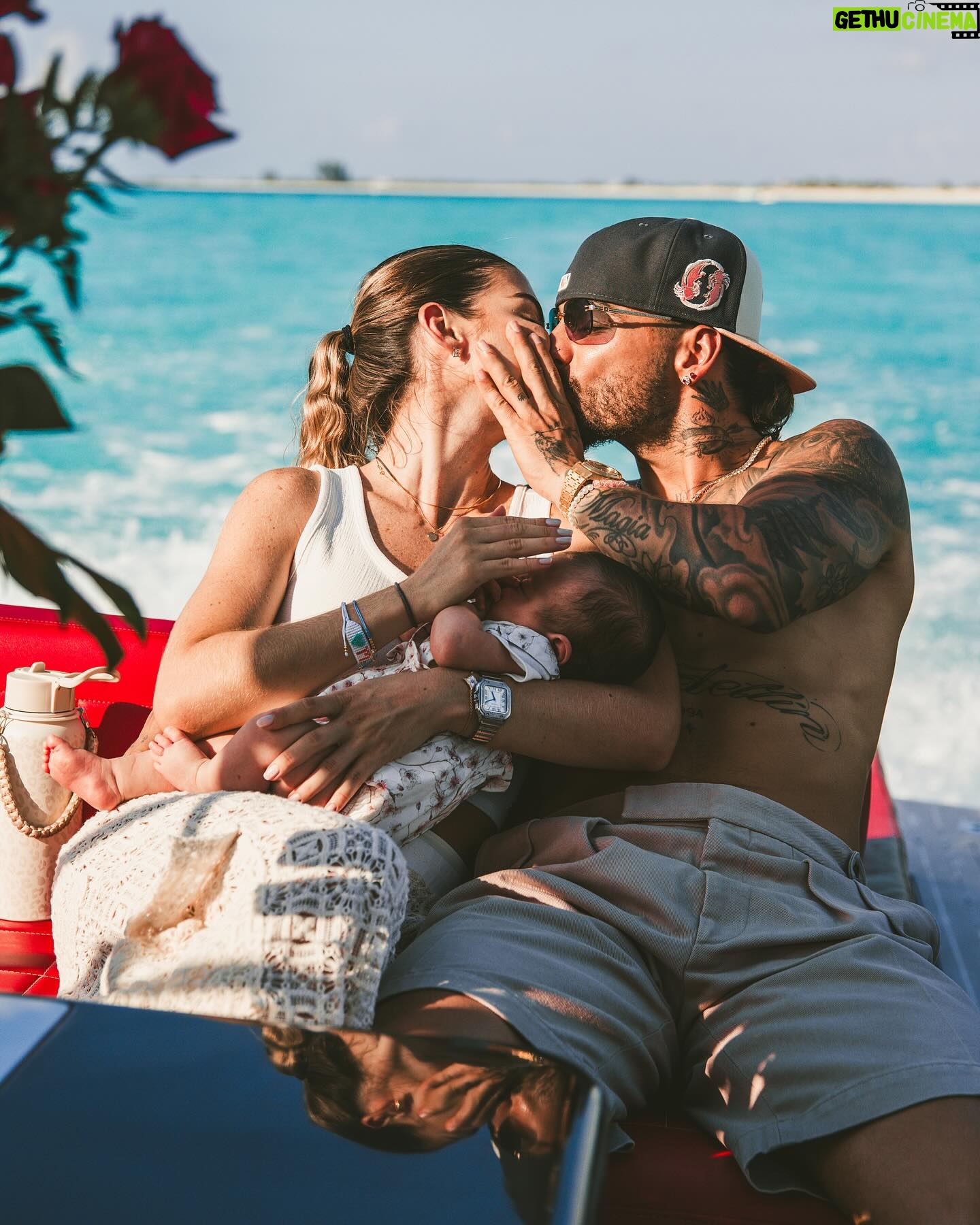 Maluma Instagram - Desde que te conocí supe que serías las mamá de mis hijos 🤍.. Gracias Madres, son TODO!