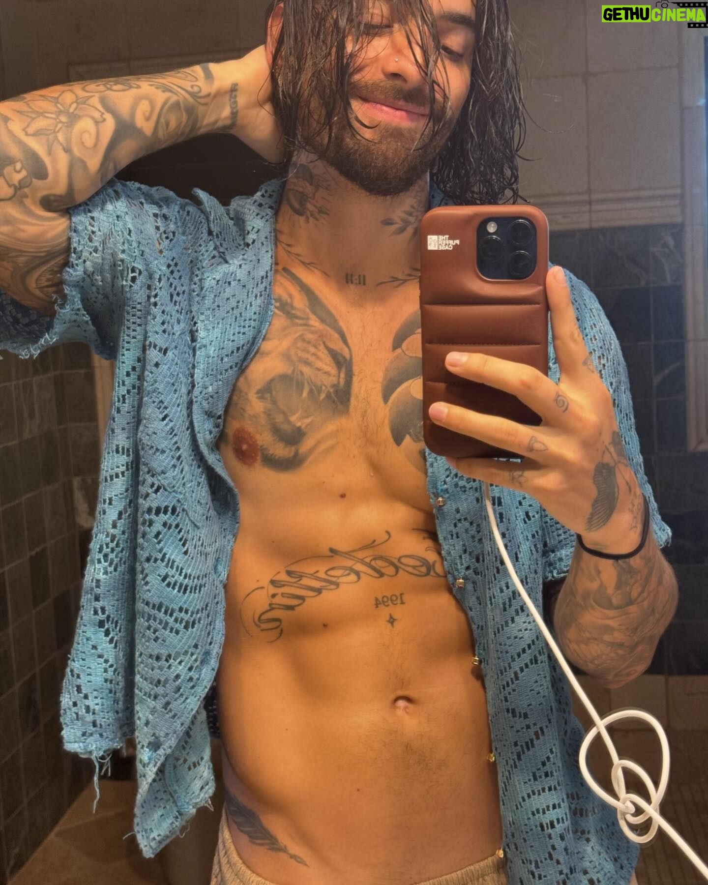 Maluma Instagram - Juan Luis hace dos años vivía el mejor momento de su vida, hoy se repite 💘 — Se imaginan el próximo “MEDALLO EN EL MAPA” ya con la Baby a bordo??? 🥹 Pa’ cuando pues?? Ustedes mandan!! 💜🏟️