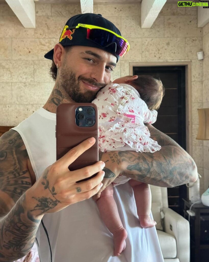 Maluma Instagram - Juan Luis hace dos años vivía el mejor momento de su vida, hoy se repite 💘 — Se imaginan el próximo “MEDALLO EN EL MAPA” ya con la Baby a bordo??? 🥹 Pa’ cuando pues?? Ustedes mandan!! 💜🏟️