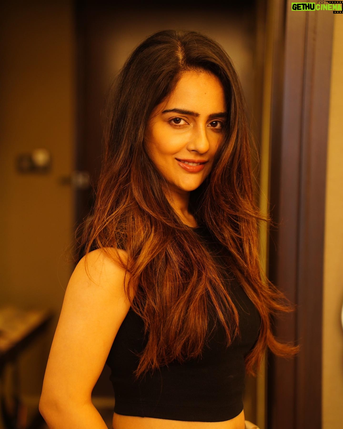 Malvi Malhotra - 3 Likes - 🖤🤎
PC — @chiliverishiva
Styled by — @roshnipandey__
—