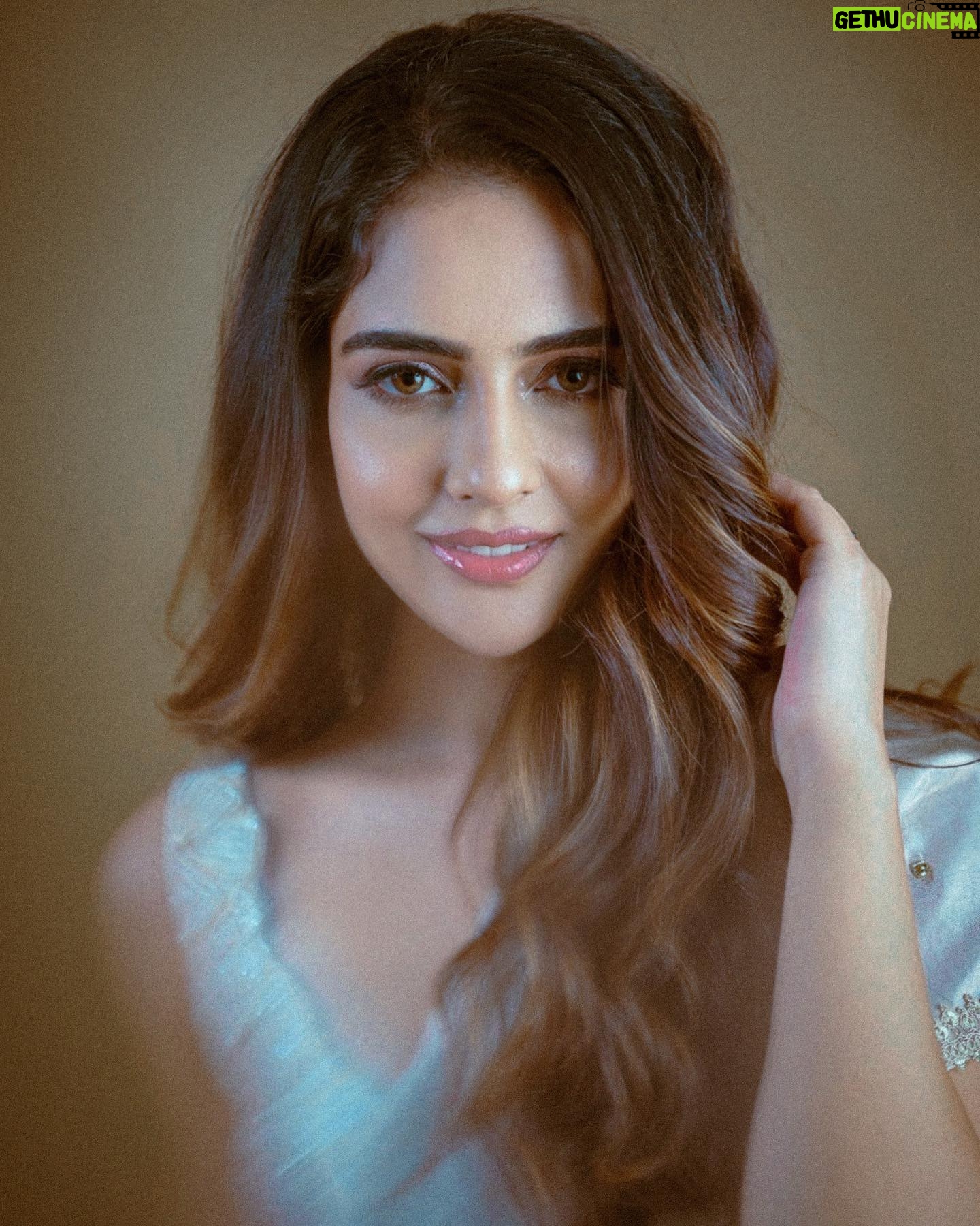 Malvi Malhotra Instagram - Let your happiness be the light that guides you through the darkest times .. Happy Diwali and Bandi Chhor Diwas Love and light 🪔💫 PC — @deepak_das_photography HMUA — @monashairandbeauty Styling — @krishi1606 Ensemble by — @labelj09 — #malvimalhotra