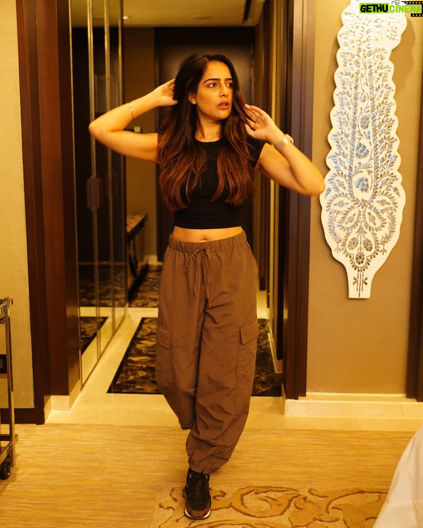 Malvi Malhotra - 3 Likes - 🖤🤎
PC — @chiliverishiva
Styled by — @roshnipandey__
—