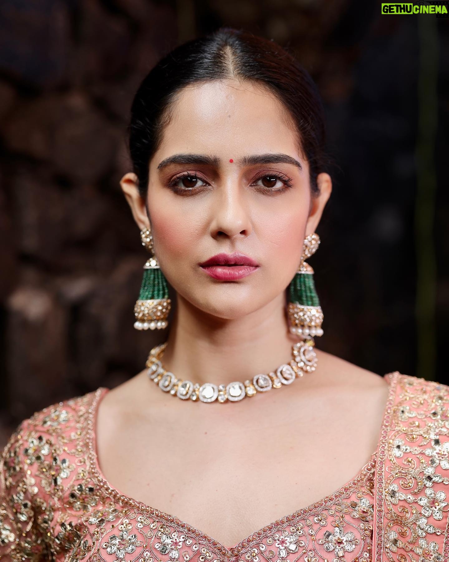 Malvi Malhotra - 3 Likes - For @dhananijewelsss
@diva.dipti24
HMUA — @hairandmakeupbypinks
— #malvimalhotra