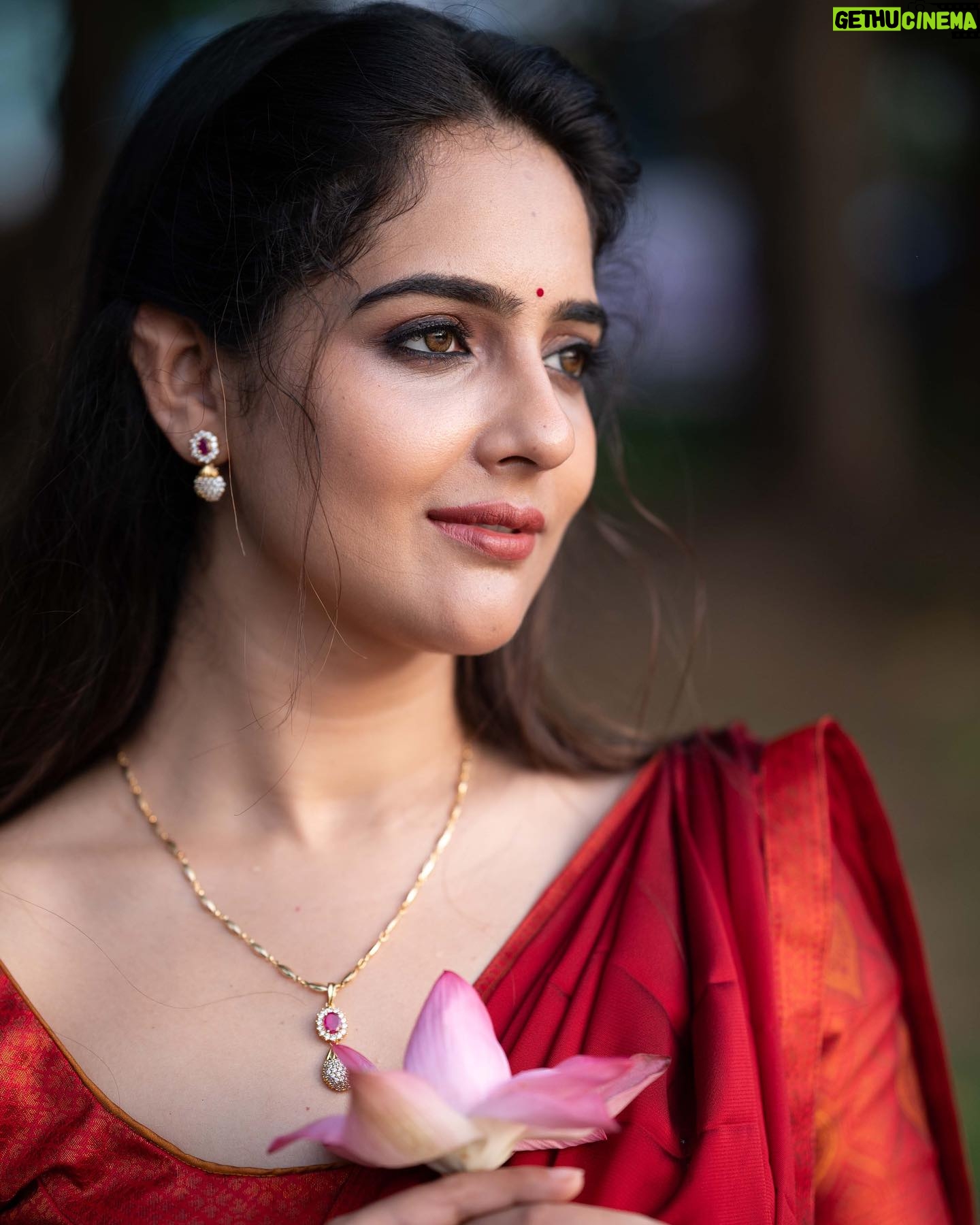 Malvi Malhotra Instagram - Raw and candid 🫶 Photographer @arvindkannanphotography ~~ Actress @malvimalhotra ~~ MUA @ratnamakeupartist ~~ Hairstyles @style_with_anbu ~~ JEWELLERY @chennai_jazz ~~ Costume Designer @dharaniofficialpage ~~ Shoot Assist by @kiladi_subash