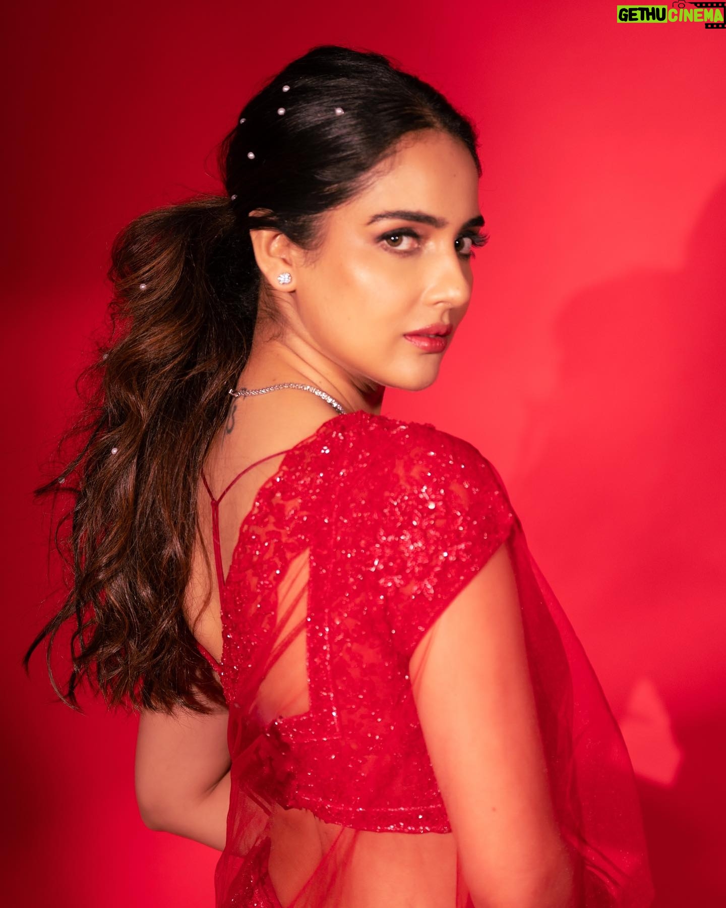 Malvi Malhotra - 3 Likes - Captivating ❤️❤️❤️
PC — @deepak_das_photography
HMUA — @monashairandbeauty
Styled by @krishi1606
Outfit @kalighataindia
Jewellery @milsilaccessories
— #malvimalhotra