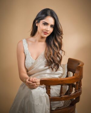 Malvi Malhotra Instagram - Wishing you all Happy Sankranti , Pongal , Lohri .
Many names to one festival but same expression .
May this sunlight motivate you and fill your life with a lot of optimism.
🫶

PC — @deepak_das_photography 
HMUA — @monashairandbeauty 
Styling — @krishi1606 
Wearing — @labelj09 

—
#malvimalhotra